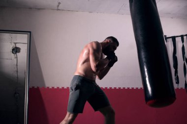 genç adam boks egzersiz eski bir binada