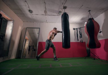 kum torbası trenlerde genç boksör