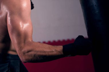 Elleri boks kağıdıyla sarmak