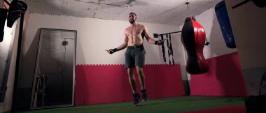 Genç adam ip atlama