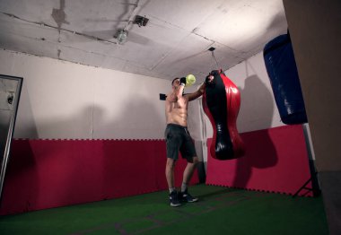 Genç adam içecek alıyor.