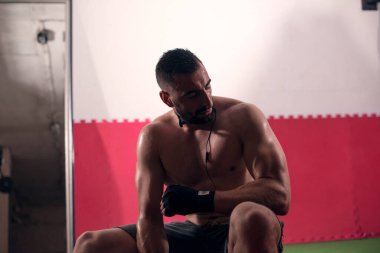 Boks antrenmanından sonra dinleniyor.