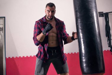 MMA dövüşçüsü eğitime hazırlanıyor..