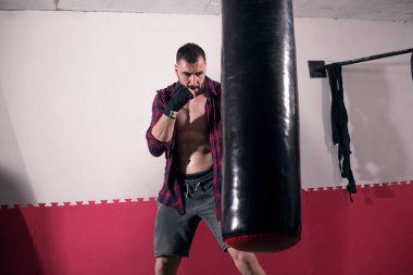 kum torbası trenlerde genç boksör