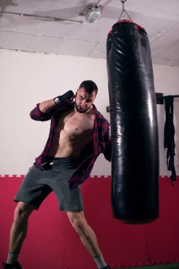 Kaslı adam sert ve güçlü yumruk atma