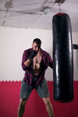 Boksör karanlık bir spor salonunda çalışıyor.