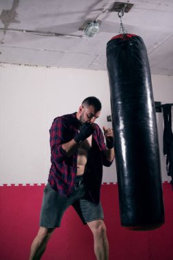 Genç dövüşçü spor salonunda çalışıyor.