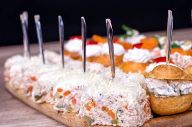 Ahşap tabakta güzel dekore edilmiş yemek servisi.