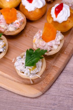 Ahşap tabakta güzel dekore edilmiş yemek servisi.