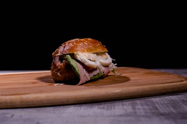 Taze salamlı, marullu, bıldırcın yumurtalı, peynirli ve domatesli ahşap tahtada