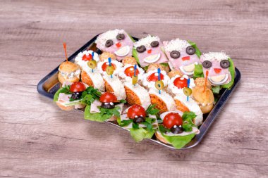 NIce dekore edilmiş parti yemekleri masada.