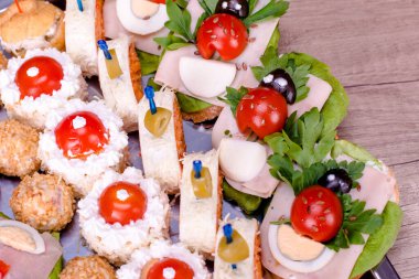 Yemek, ekmek, sandviç, domates, ahşap masa.