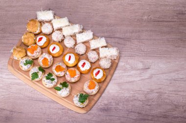 Ahşap tabakta güzel dekore edilmiş yemek servisi.