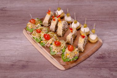 Yemek, ekmek, sandviç, domates, ahşap masa.