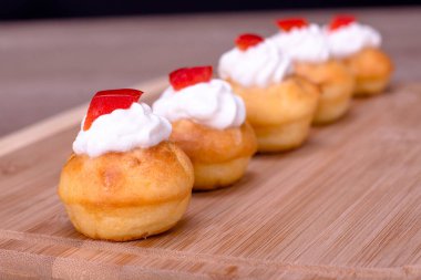 Tahta tabakta güzel dekore edilmiş kekler.