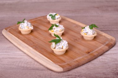 Tahta tabakta güzel dekore edilmiş kanepeler.