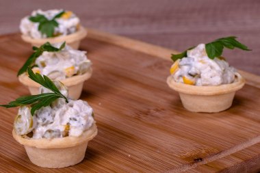 Tahta tabakta güzel dekore edilmiş kanepeler.