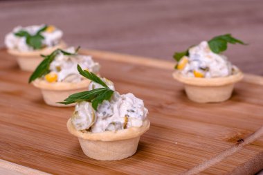 Tahta tabakta güzel dekore edilmiş kanepeler.