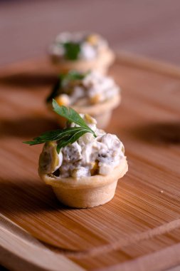 Tahta tabakta güzel dekore edilmiş kanepeler.