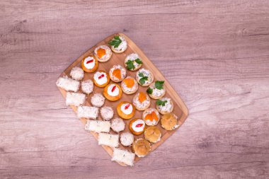 Ahşap tabakta güzel dekore edilmiş yemek servisi.