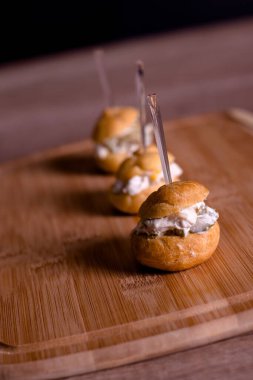 Tahta tabakta mini sandviçler.