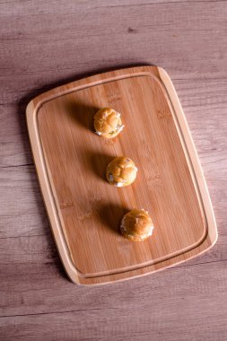 Tahta tabakta mini sandviçler.