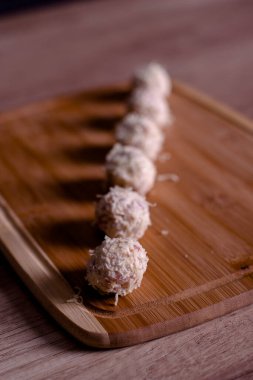 Lezzetli peynir topları üst üste servis edilir.