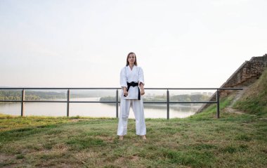 Siyah kuşak karate kızla.