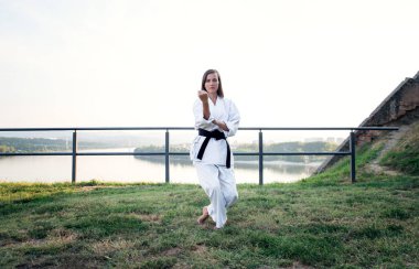 Siyah kuşak karate kızla.