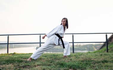 Siyah kuşak karate kızla.