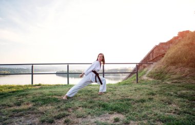 Siyah kuşak karate kızla.