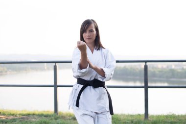 Siyah kuşak karate kızla.