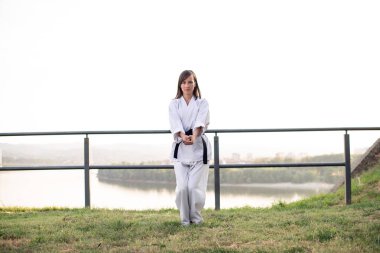 Siyah kuşak karate kızla.