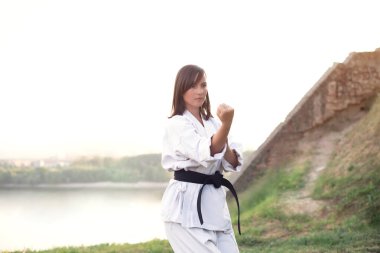 Siyah kuşak karate kızla.