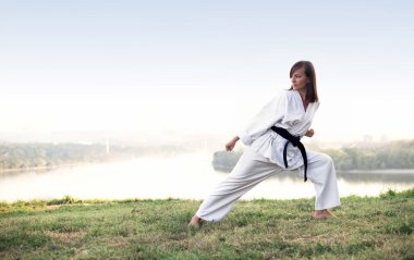 Siyah kuşak karate kızla.