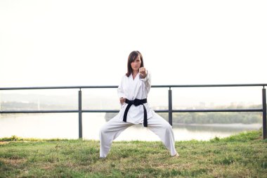 Siyah kuşak karate kızla.