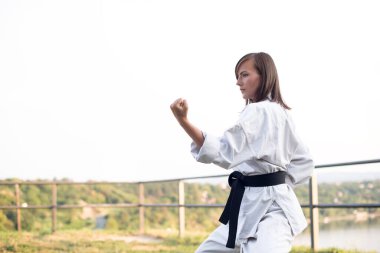 Karate pratik kimono kadında.