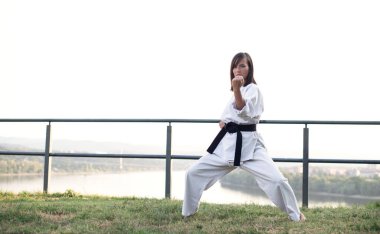 Karate pratik kimono kadında.