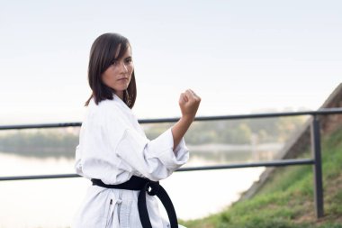 Karate pratik kimono kadında.