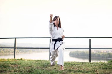 Karate pratik kimono kadında.