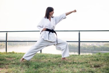 Karate pratik kimono kadında.
