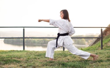 Karate pratik kimono kadında.