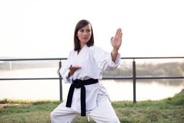 Karate pratik kimono kadında.