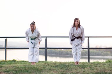 İki sporcu kız pratik yapmaya hazır..