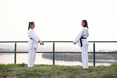 İki sporcu kız pratik yapmaya hazır..