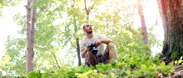 Genç bir fotoğrafçı doğada çekim yapmak için güzel bir yer arıyor.
