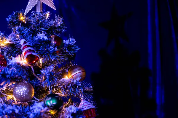 Noel ağacı süslenmiş, yakın plan. Tatil ve gelenek