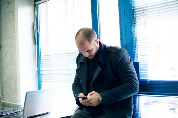 Geschäftsmann Mit Handy Büro Vor Dem Fenster Sitzend Mantel — Stockfoto
