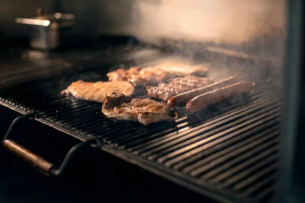 Mangalda çeşitli et, hamburger, sosis, biftek..