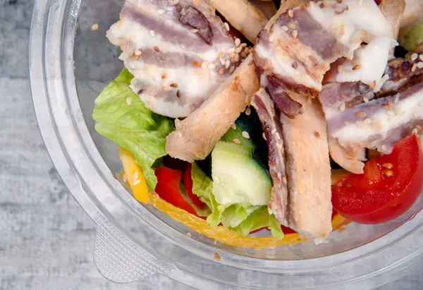 Et salatası, domates, marul ve baharat yakın..